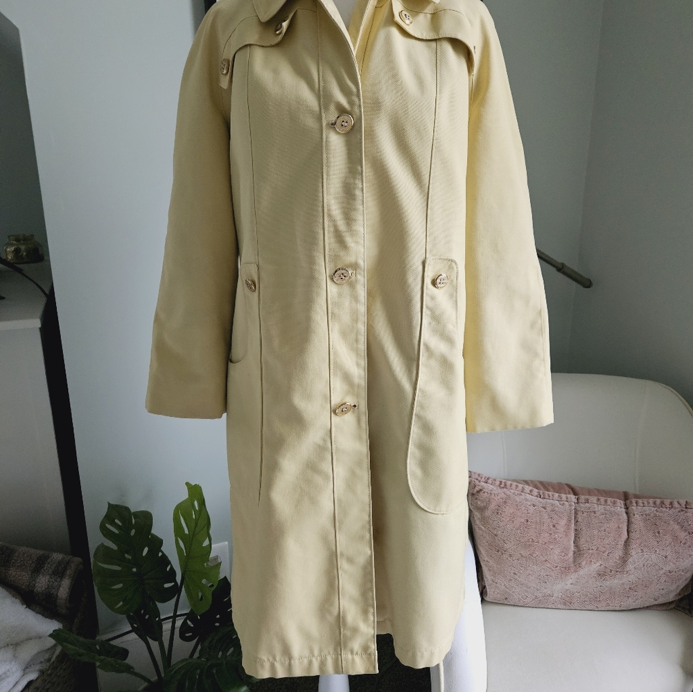 Vintage 1960's Misty Harbor Yellow All Weather Coat. Womens size 8
